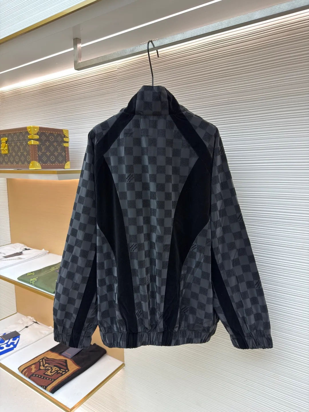 LOUIS VUITTON Checkerboard flocked jacket ●Original version: Purchased and developed by 23613 ●Item number: 1681046-B95 ●Fabric: flocked matte fabric ●Technology: jacquard production ●Version: fitted version ●Weight: about 475 grams ●Size: 46-48-50-52 ●Description: Made of flocked matte Damier pattern integrated into Marque L.Vuitton Déposée Logo, velvet ribbons with rich texture levels, the overall routing is straight and delicate, the fabrics are comfortable and soft, and the colors are consistent with no color difference. It can be matched with the same style to create a fashionable look and control various occasions. Customized accessories, complete with three labels, same style for men and women!